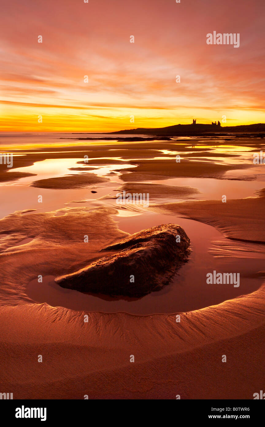 Sonnenaufgang am Dunstanburgh Castle, Northumberland, UK Stockfoto