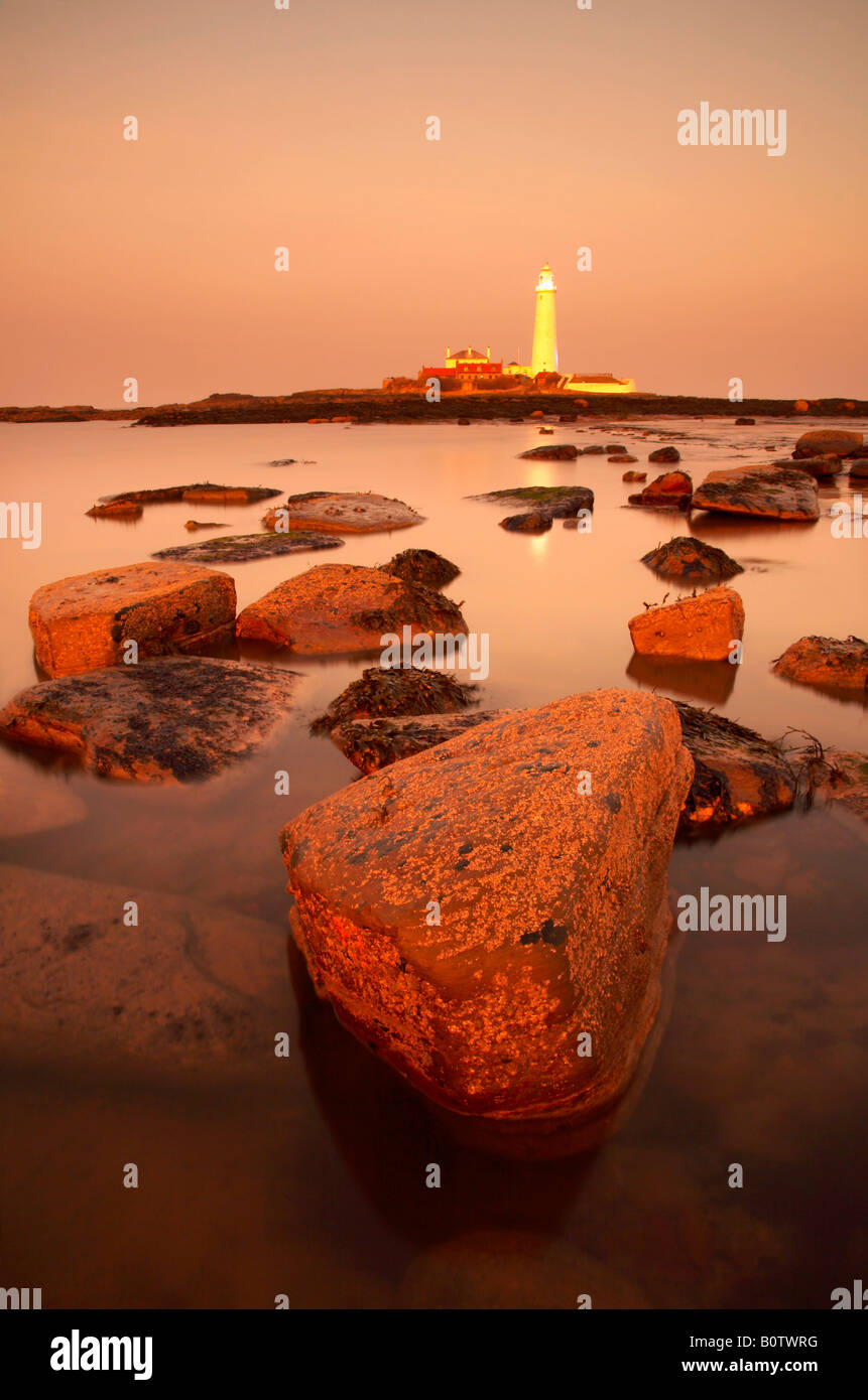 Str. Marys Leuchtturm, Northumberland, bei Sonnenuntergang Stockfoto