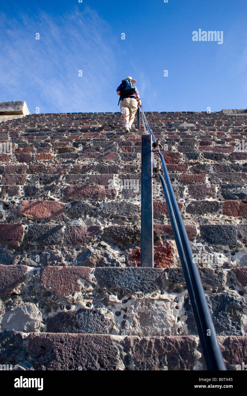 Touristen klettern die Pyramide des Mondes in Teotihuacan, die drittgrößte Pyramide im präkolumbischen Städte Mexikos Stockfoto