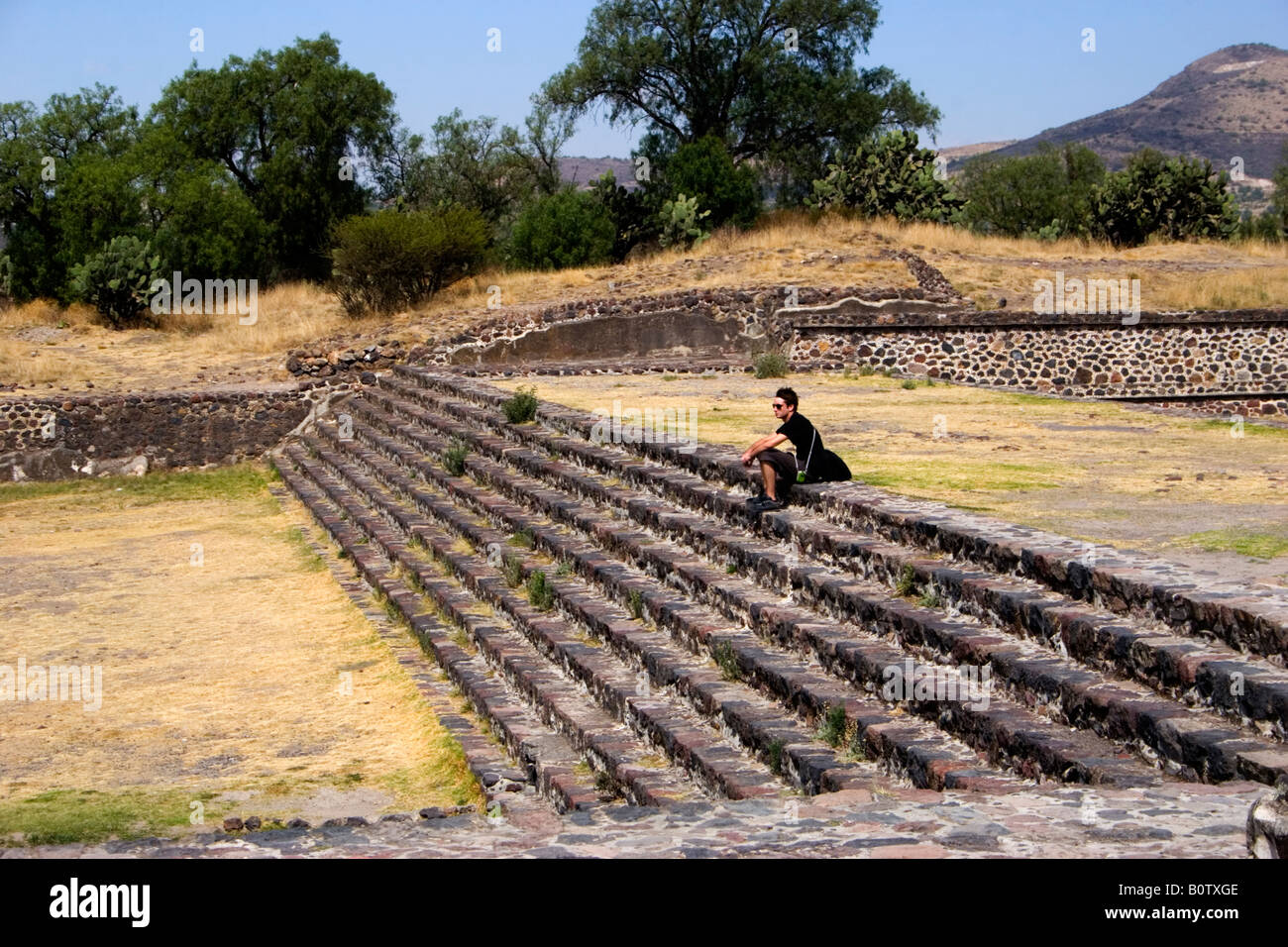 Ein Tourist in Teotihuacan, die größte präkolumbische Stadt in Amerika, Mexiko und Mittelamerika die Largst Ruine Standort. Stockfoto