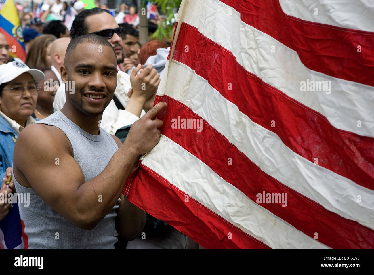 Ein Einwanderer Amerikaner mit einer amerikanischen Flagge Stockfoto