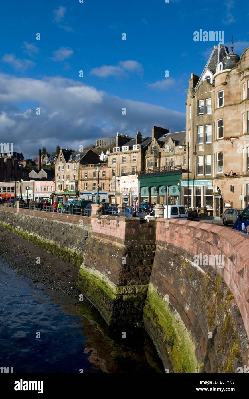 Die Uferpromenade in Oban, Argyll, Schottland. McCaig es Tower im Hintergrund Stockfoto