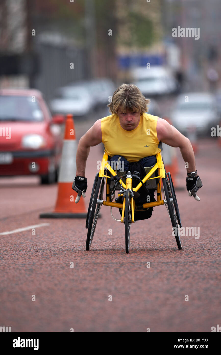 Rollstuhl-Konkurrent Rennen Weg während der Belfast Marathon 2008 Belfast Stadt Zentrum Nord-Irland Stockfoto