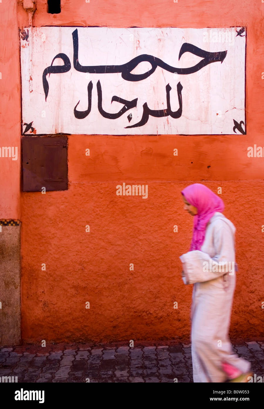 Frau zu Fuß in den Straßen von Marrakesch Stockfoto
