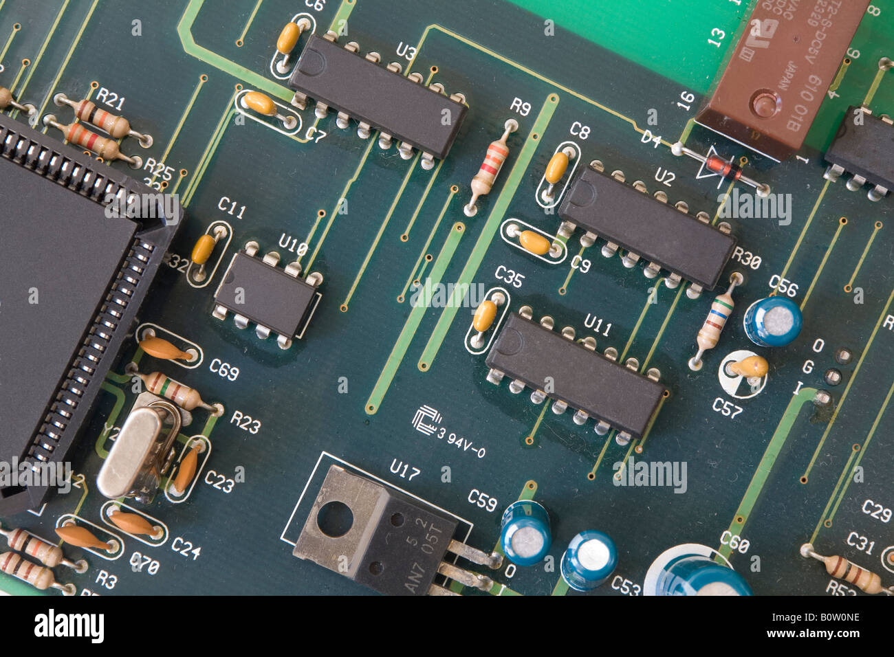 Integrierte Schaltungen oder Silizium-Chips auf einer Platine-Hauptplatine mit elektronischen Bauteilen wie Widerständen. Stockfoto