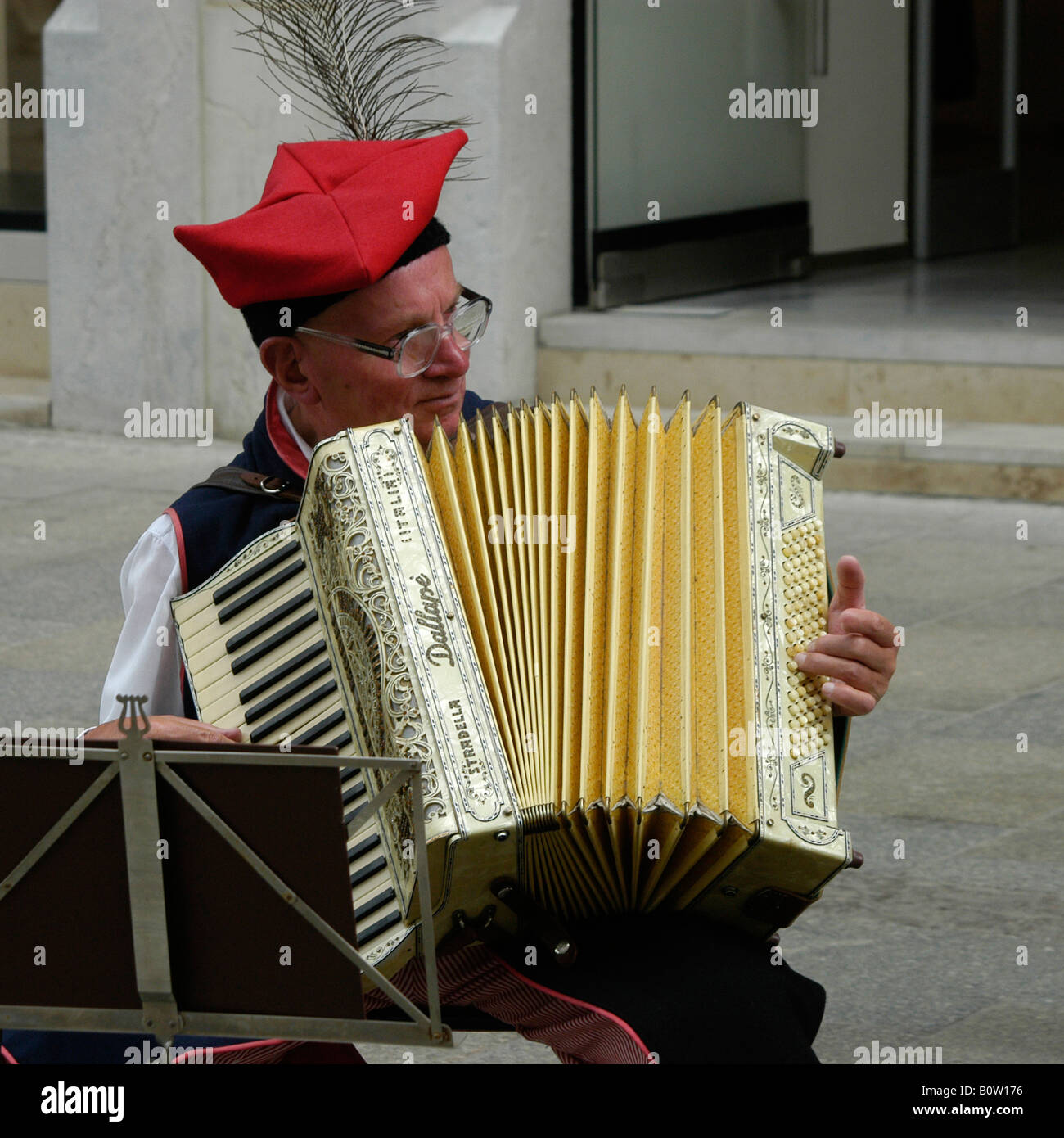 Akkordeonist in den Straßen von Krakau Stockfoto