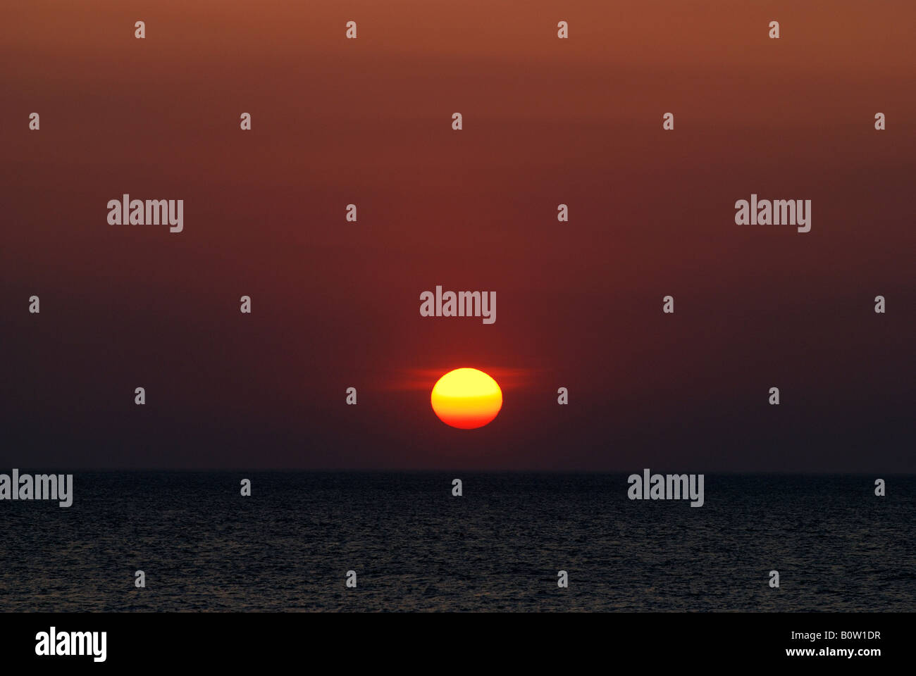 SONNENUNTERGANG ÜBER DEM MEER IN DER SEASIDE TOWN ABERAERON CEREDIGION WALES Stockfoto