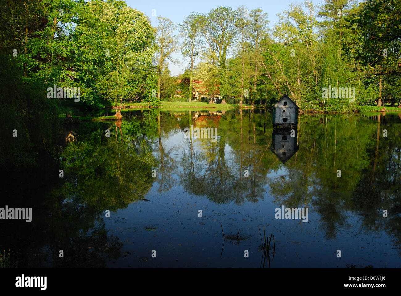 Holzente Haus spiegelt sich im See im Spreewald Wald bei Lübbenau Deutschland Stockfoto