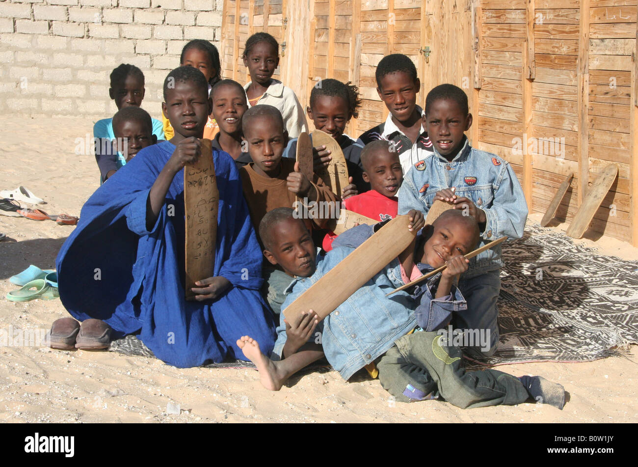 Kleine Kinder lernen, den Koran in Mauretanien, Westafrika Stockfoto