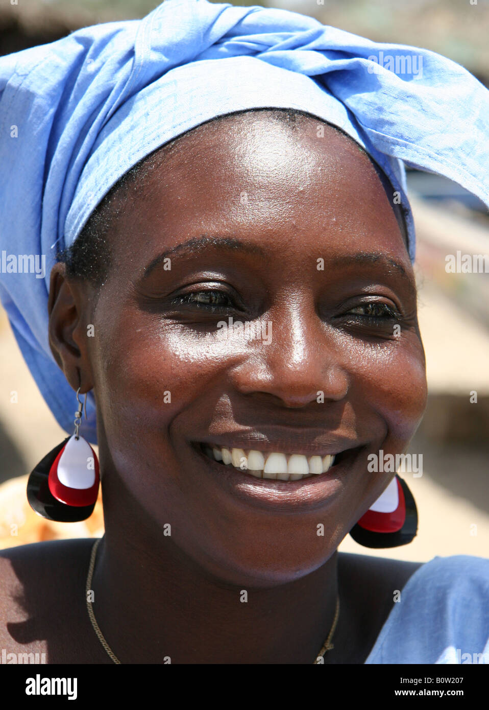 Lächelnde Frau in Senegal, Westafrika Stockfoto