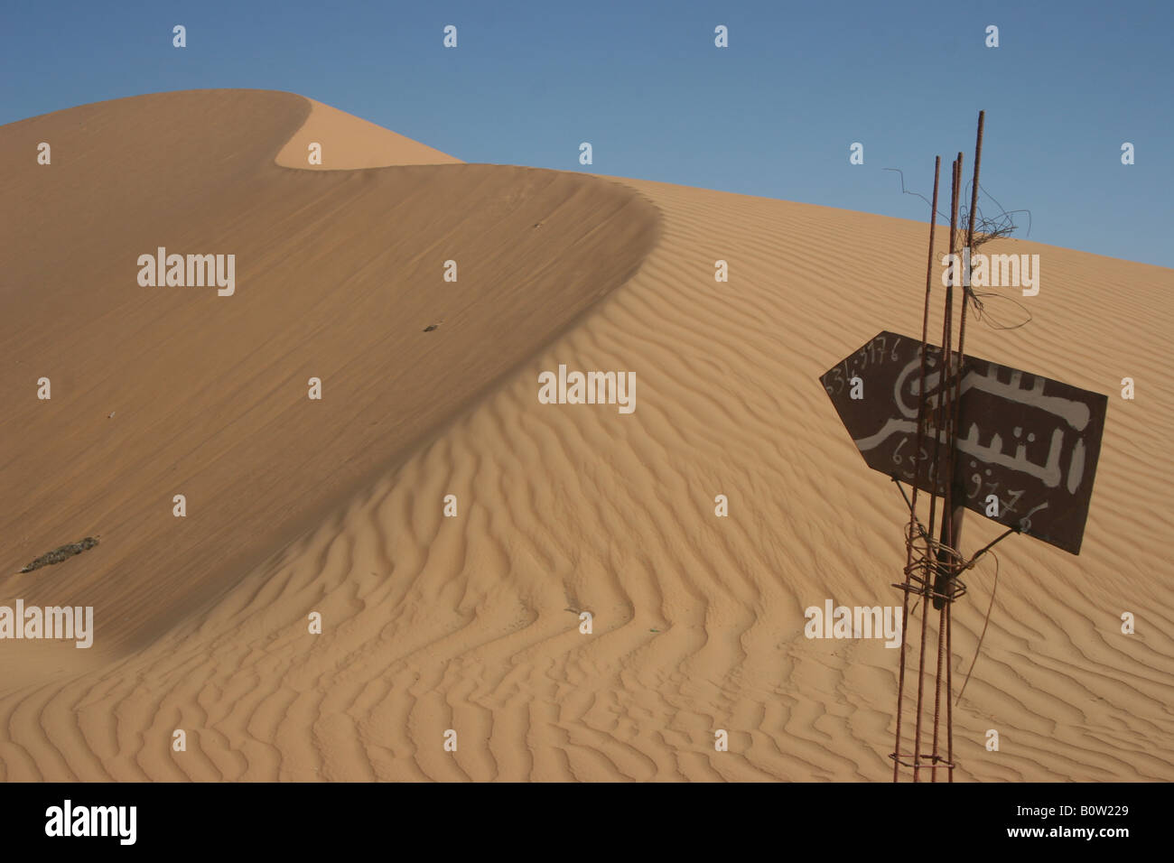 Ein Schild in der Wüste sahara Stockfoto