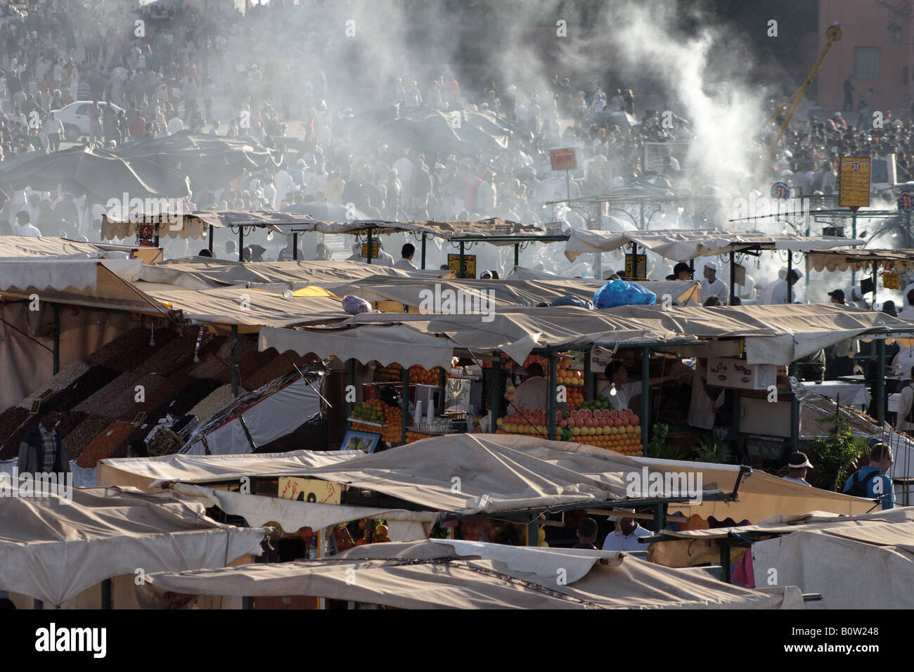 Straßenmarkt in Marrakesch als die Imbissstände beginnen ihre Öfen für den Tag Stockfoto