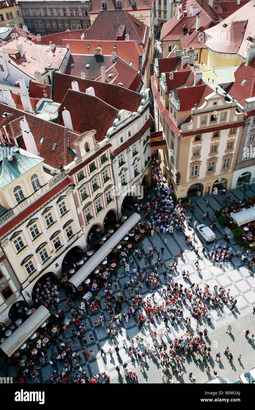 Drängen Sie sich auf dem alten Marktplatz unterhalb des Astronmical Uhr in Prag, Tschechische Republik. Stockfoto