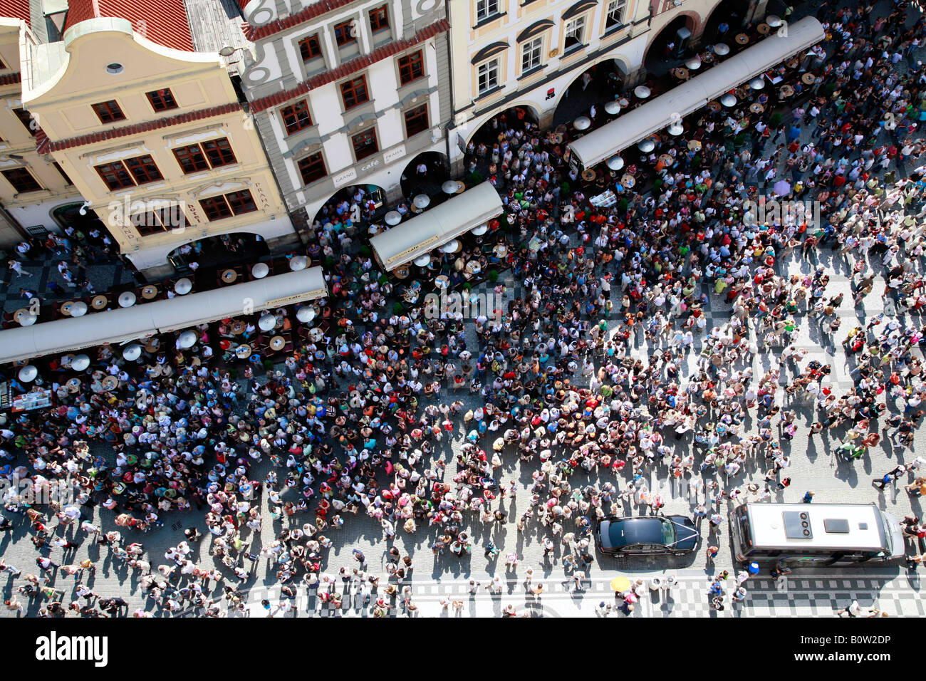 Drängen Sie sich auf dem alten Marktplatz unterhalb des Astronmical Uhr in Prag, Tschechische Republik. Stockfoto