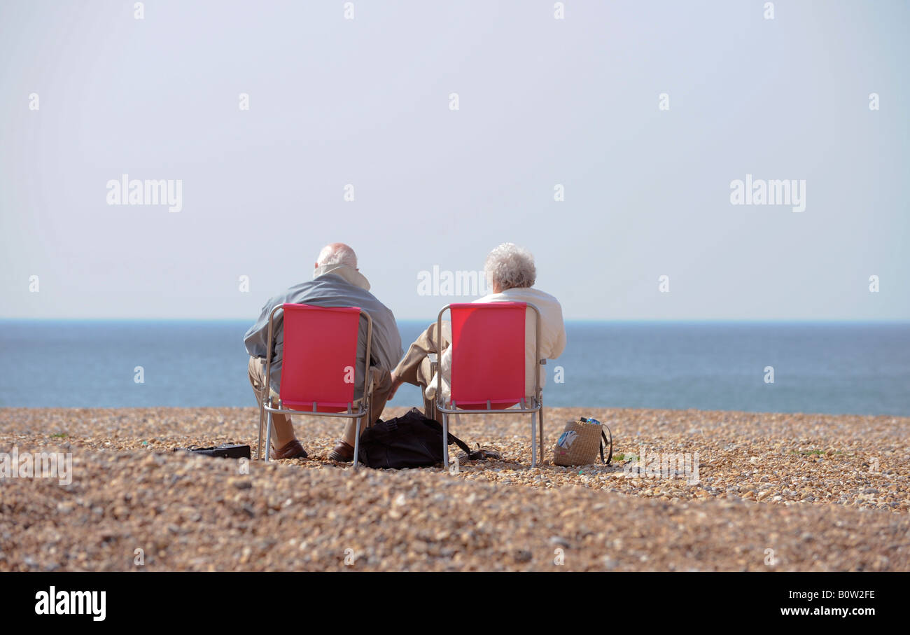 Goldene Jahre: ein altes Alter paar eingepackt und die britische Küste zu genießen. Bild von Jim Holden. Stockfoto