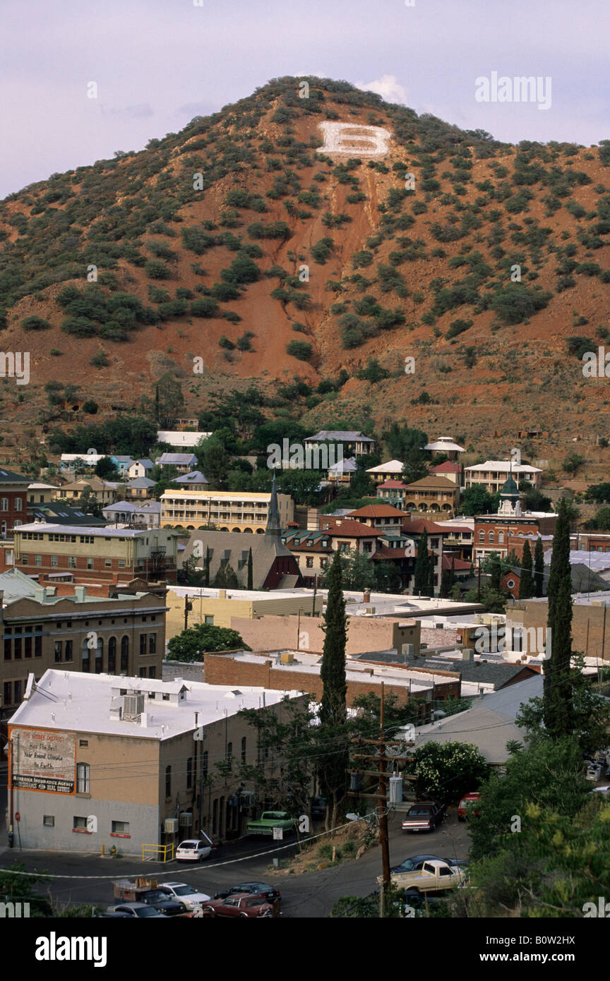 Bisbee, Arizona, USA. Übersicht der Stadtmitte. Semi-ariden Landschaft, Copper Queen Hotel rechts von der Mitte Stockfoto