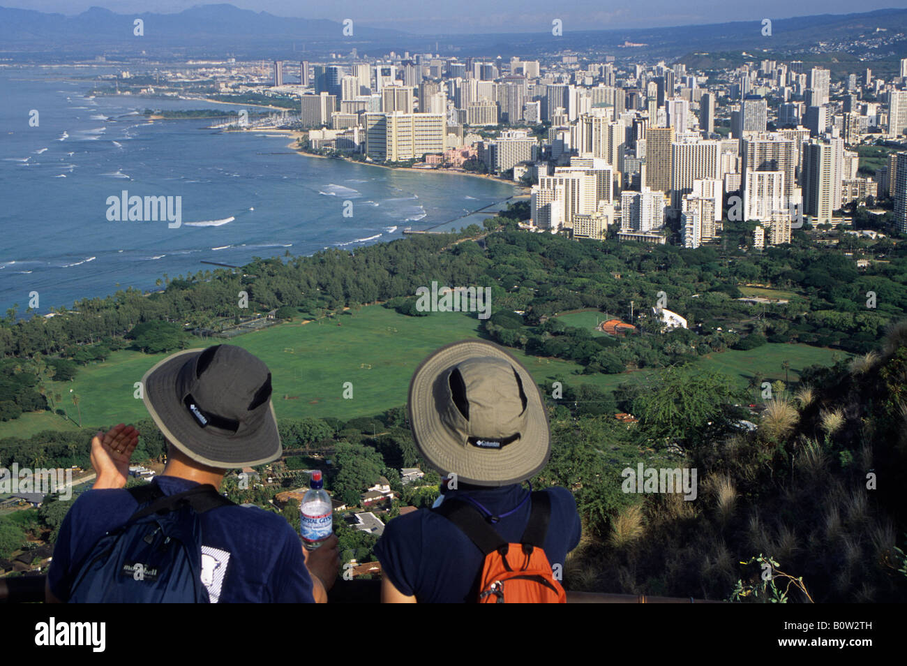 Oahu, Hawaii, USA. Waikiki Honolulu Diamond Head Gipfel, Royal Hawaiian Hotel (rosa) umgeben von modernen Bau. Stockfoto
