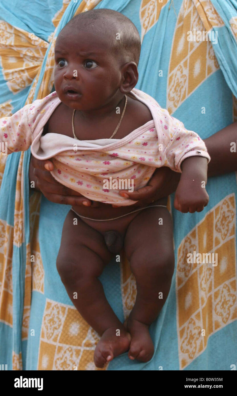Baby in Afrika in den Händen seiner Mutter Stockfoto