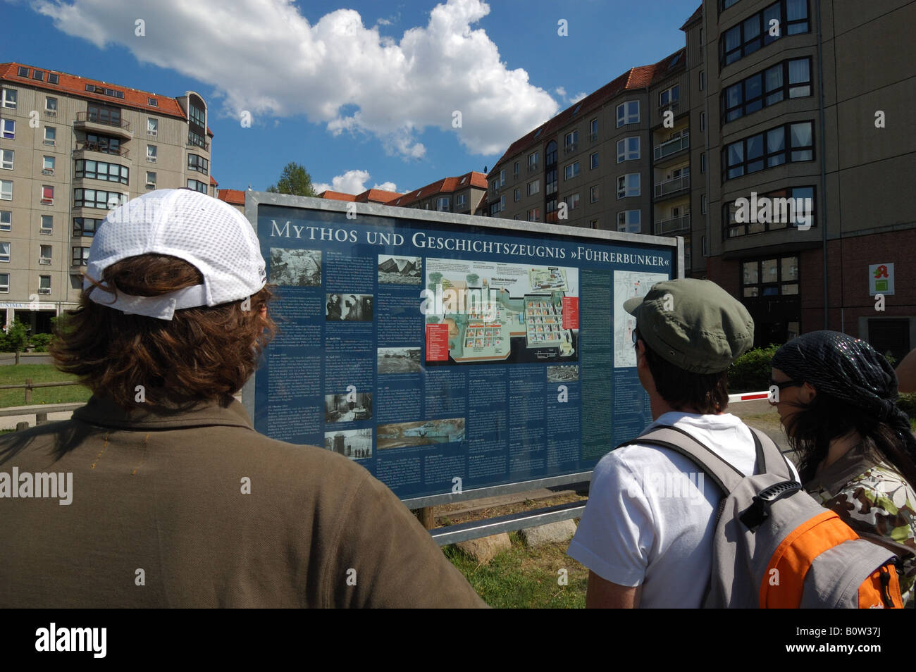 Touristen am Standort von Hitlers bunker Berlin Stockfoto