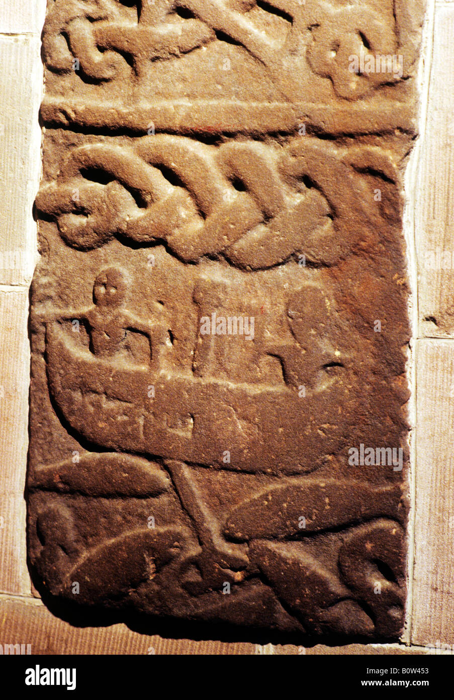 Gosforth Cumbria Norse Steinbildhauen Detail, St. Marys Kirche Friedhof Kunst Männer im Boot England UK Stockfoto