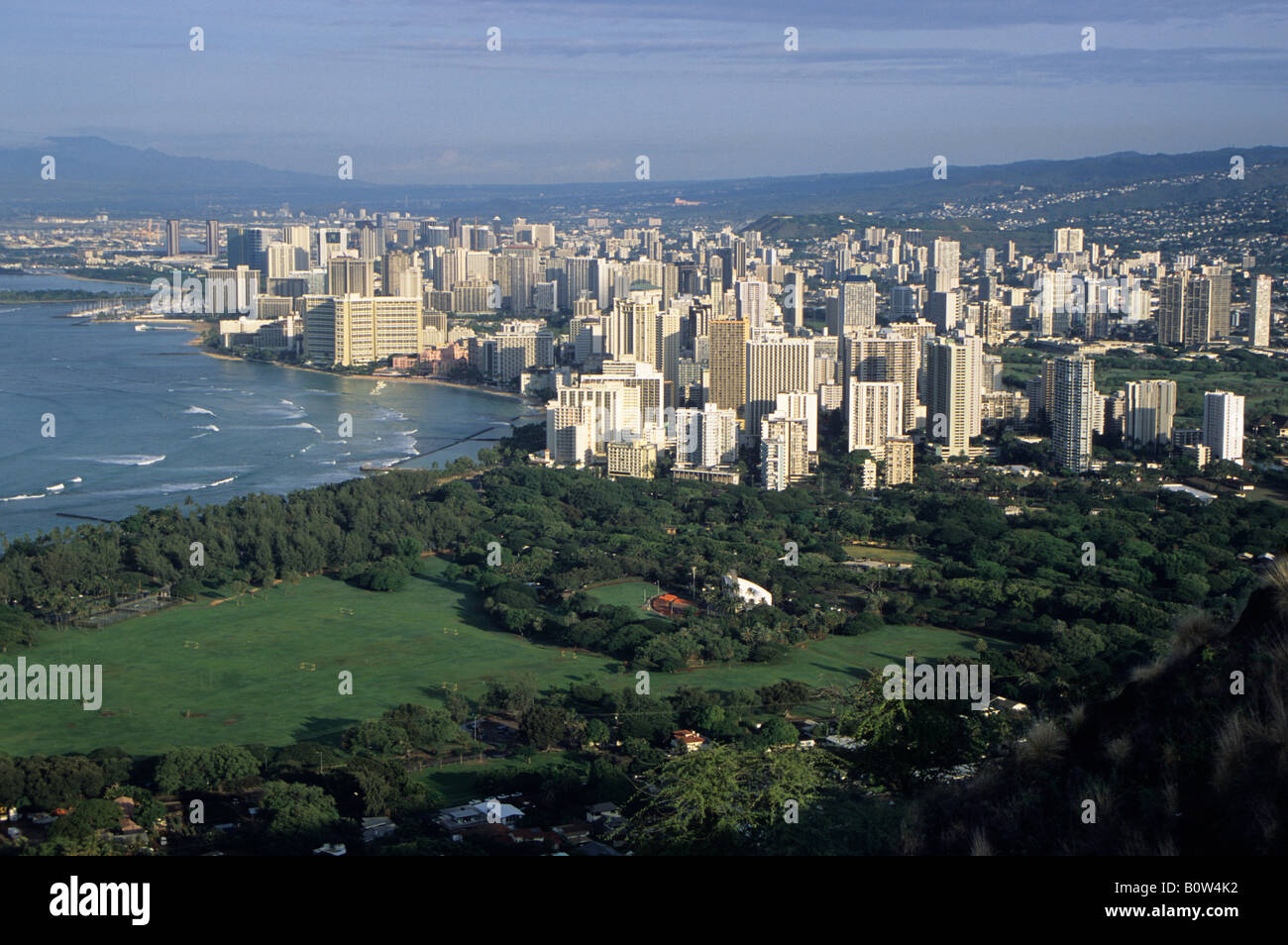 Oahu, Hawaii, USA. Waikiki Honolulu Diamond Head-Gipfels. Royal Hawaiian Hotel (rosa) umgeben von modernen Bau. Stockfoto