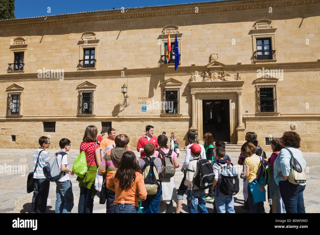 Ubeda Jaen Provinz Spanien Gruppe von Schülerinnen und Schüler und Lehrer vor Casa del Dean Ortega jetzt nationale Parador Stockfoto