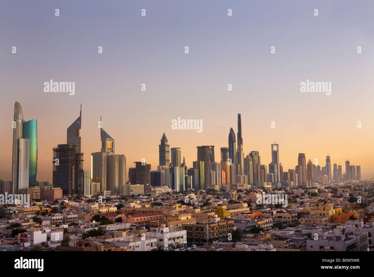 Erhöhten Blick auf die Wolkenkratzer an der Sheikh Zayed Road in der Abenddämmerung in Dubai, Vereinigte Arabische Emirate. Stockfoto