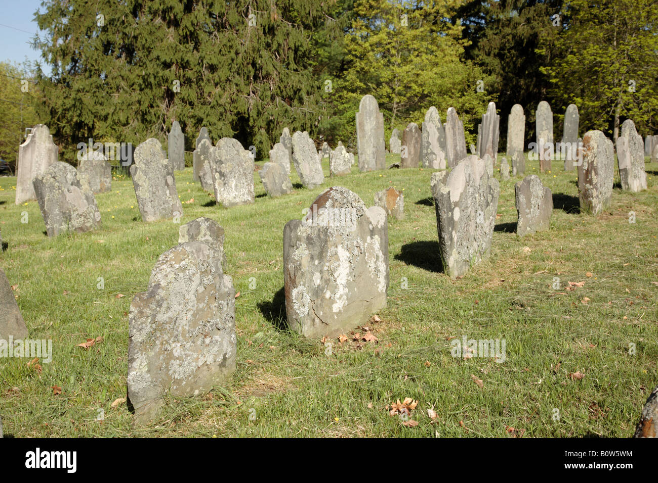 1700 s Grabsteine in Walnut Hill Cemetery in West Newbury Massachusetts USA, die in einem malerischen Neuengland-Friedhof ist Stockfoto