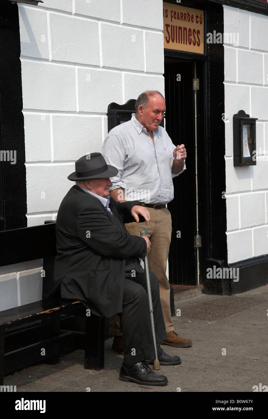 zwei alte irische Männer vor einem Pub strand Straße in An Daingean Stadt Europas westlichste Stadt Dingle auf der Dingle-Halbinsel-Ländern Stockfoto