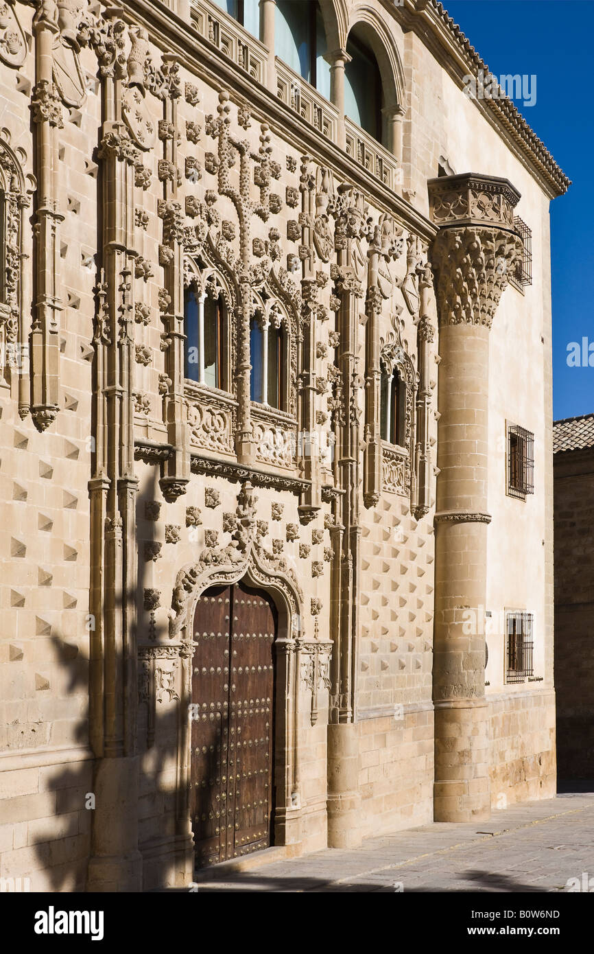 Baeza Jaen Provinz Spanien Tür und Fassade der Universidad Internacional de Andalucia Antonio Machado Palacio de Jabalquinto Stockfoto