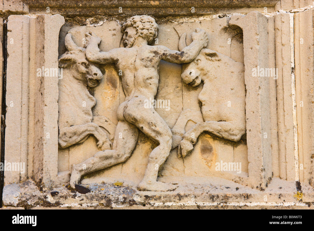Ubeda Jaen Provinz Spanien Bas Relieffiguren des Herkules Kampfstiere besuchen Stockfoto
