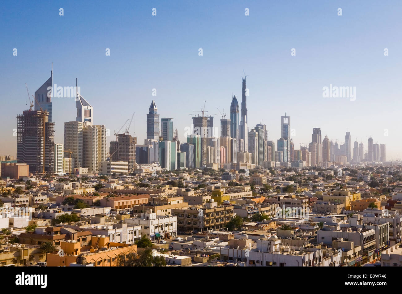 Erhöhten Blick auf die Wolkenkratzer an der Sheikh Zayed Road in Dubai, Vereinigte Arabische Emirate. Stockfoto