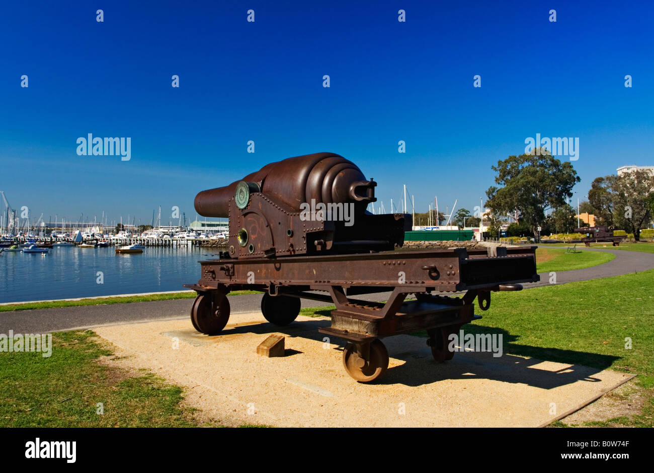 Malerischen Melbourne / A Vintage Kanone in Richtung der Bucht in Melbourne Vorort von Williamstown Gesichter. Stockfoto