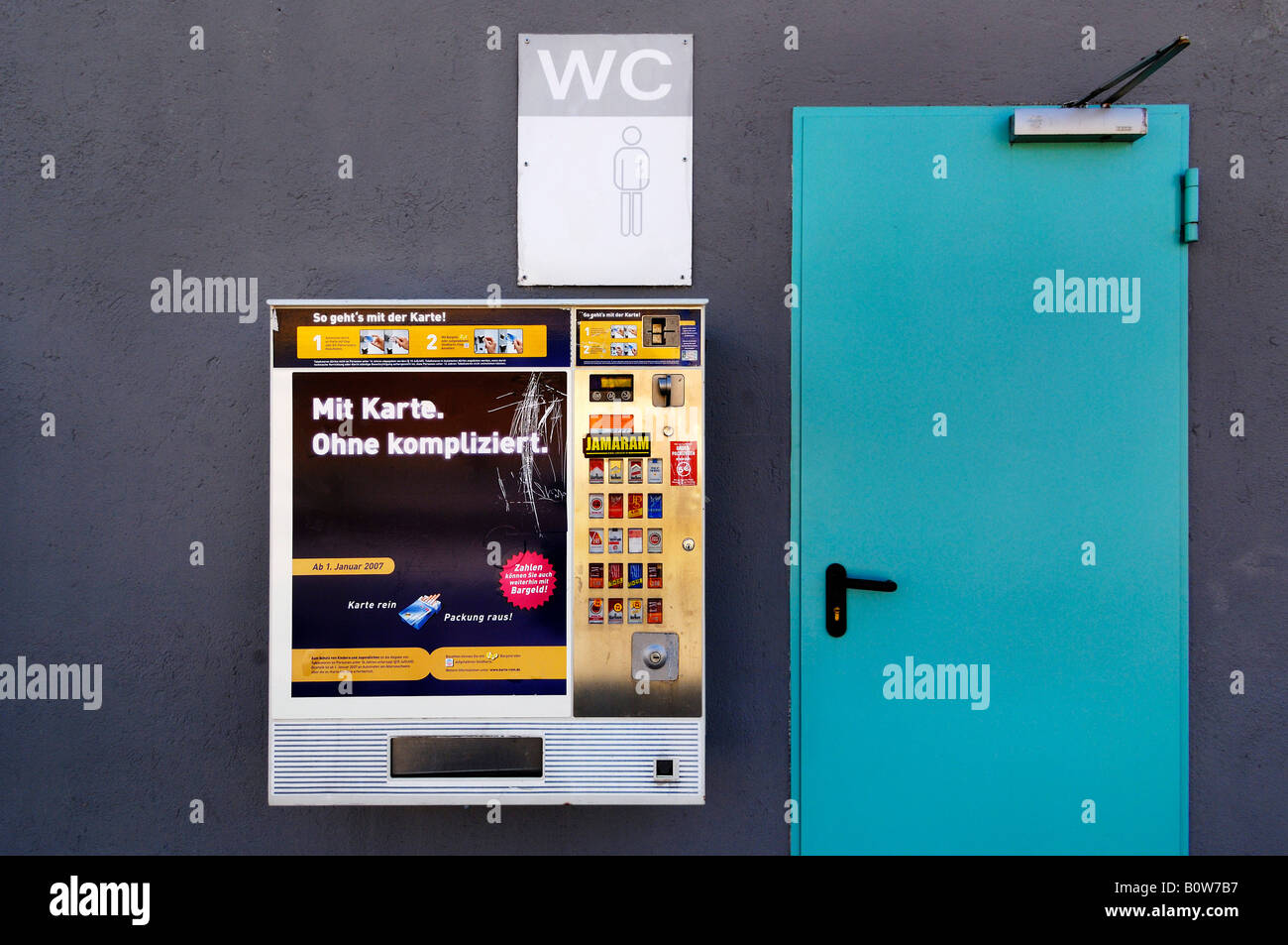 Zigarettenautomat außerhalb einer öffentlichen Toilette, Deutschland Stockfoto