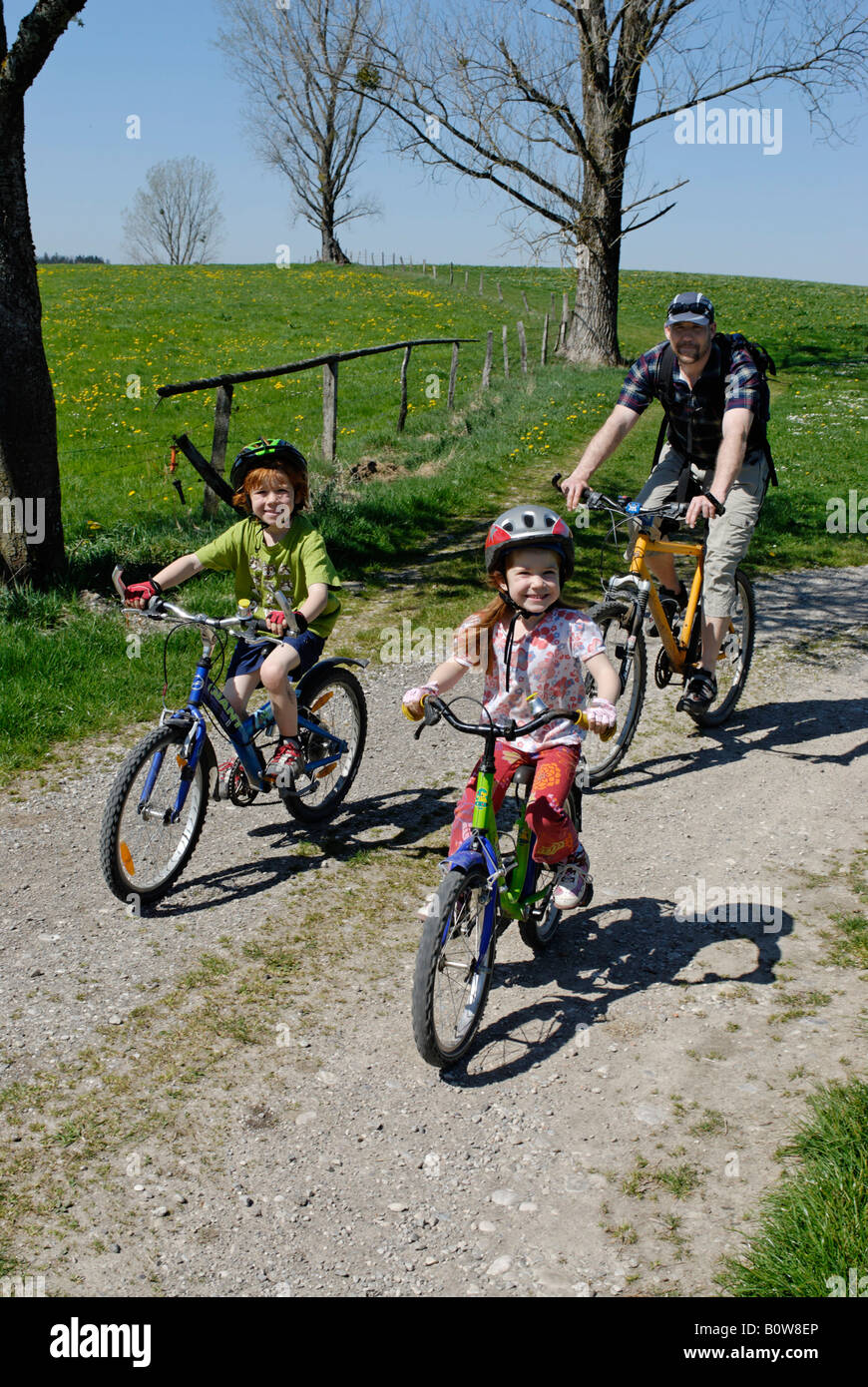 Familie auf eine Radtour in der Nähe von Koenigsdorf, Oberbayern, Deutschland, Europa Stockfoto