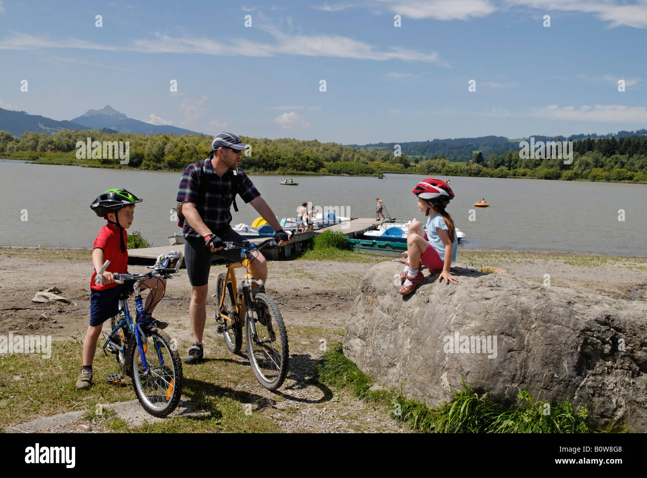 Radfahrer am See Gruentensee, Ost-Allgäu, Schwaben, Bayern, Deutschland, Europa Stockfoto