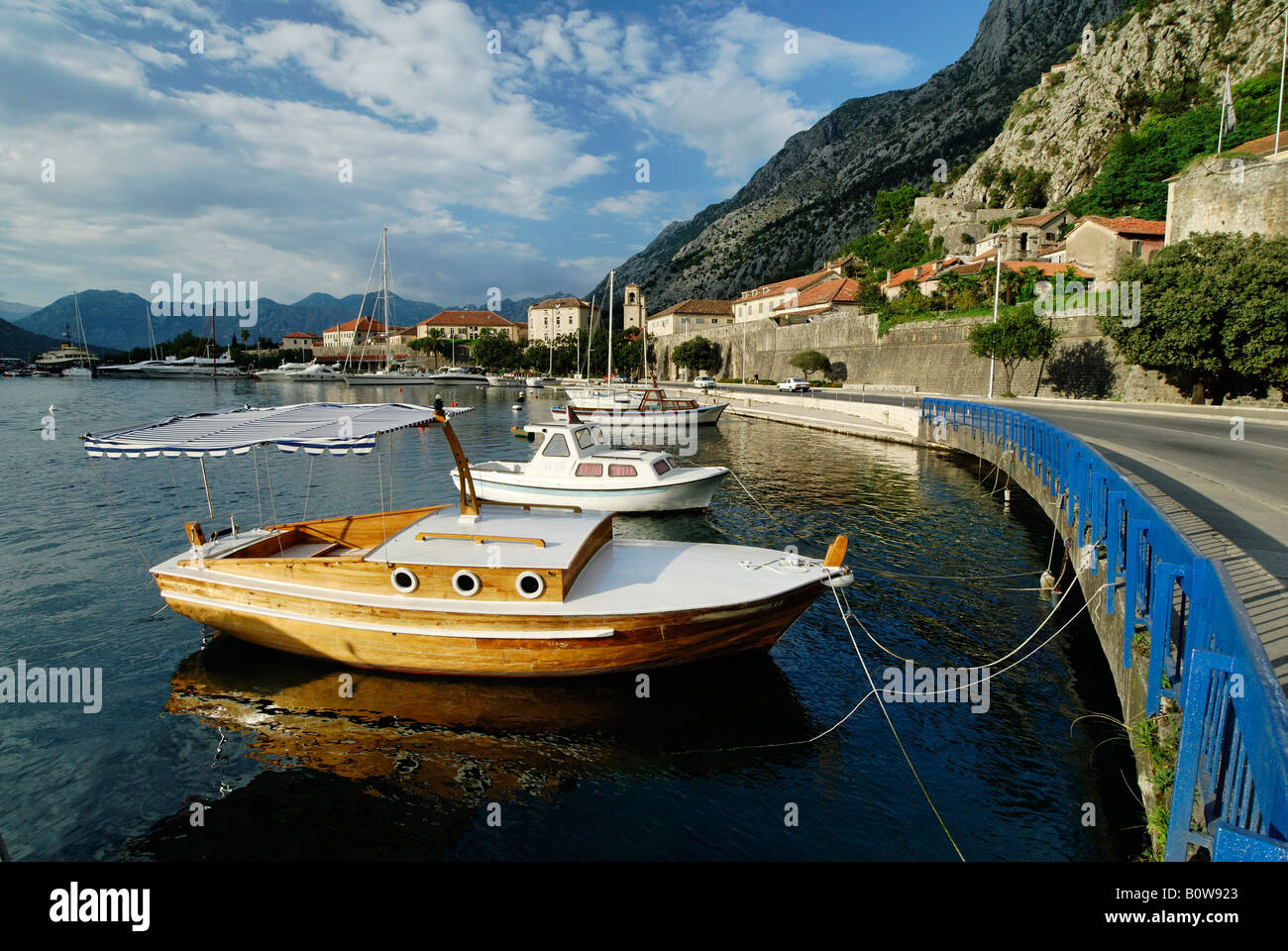 Boote im Hafen, Kotor, UNESCO-Welt Heriage Website Golf von Kotor, Montenegro, Crna Gora, Balkan Stockfoto