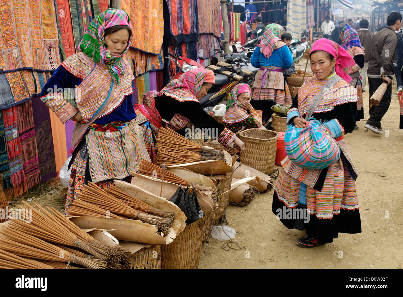 Flower Hmong Frauen, Bac Ha Markt, Ha Giang Provinz, Nord-Vietnam, Südostasien Stockfoto