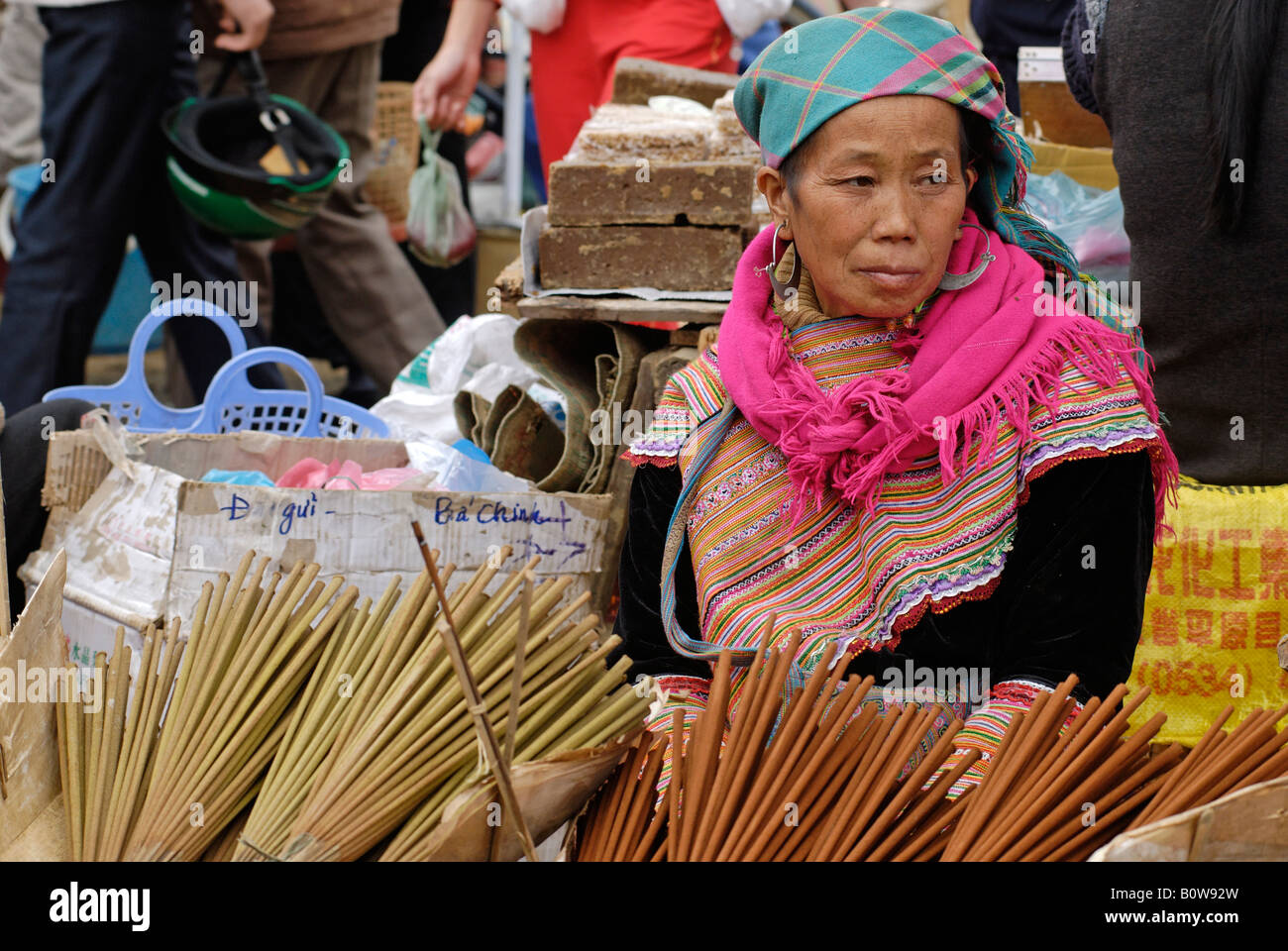 Flower Hmong Frau, Bac Ha Markt, Ha Giang Provinz, Nord-Vietnam, Südostasien Stockfoto