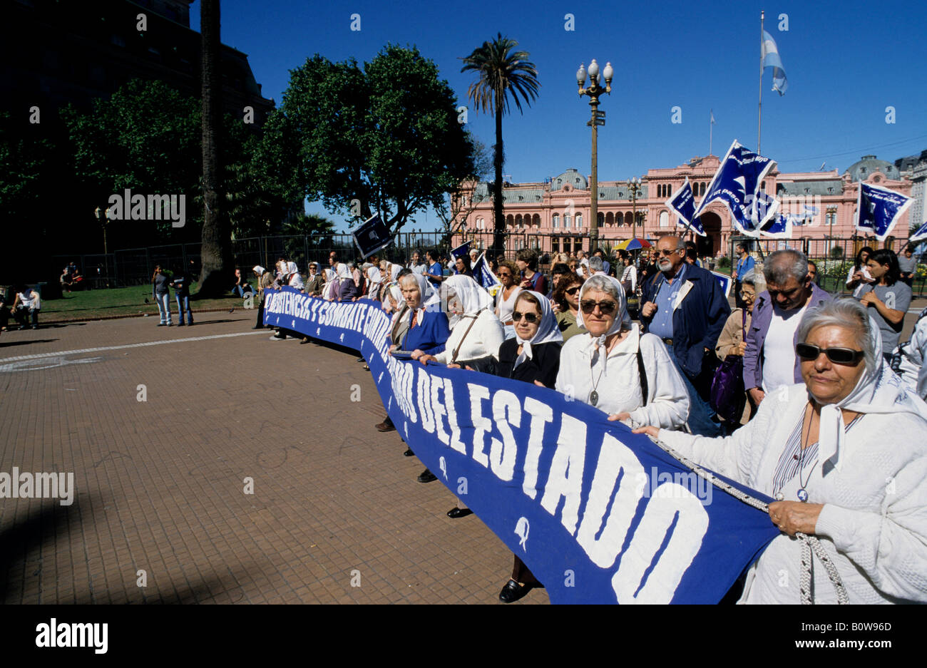 Madres De La Plaza de Mayo, Mütter der Plaza de Mayo, Donnerstag-Vorführung, Organisation von argentinischen Frauen deren Kinder Stockfoto