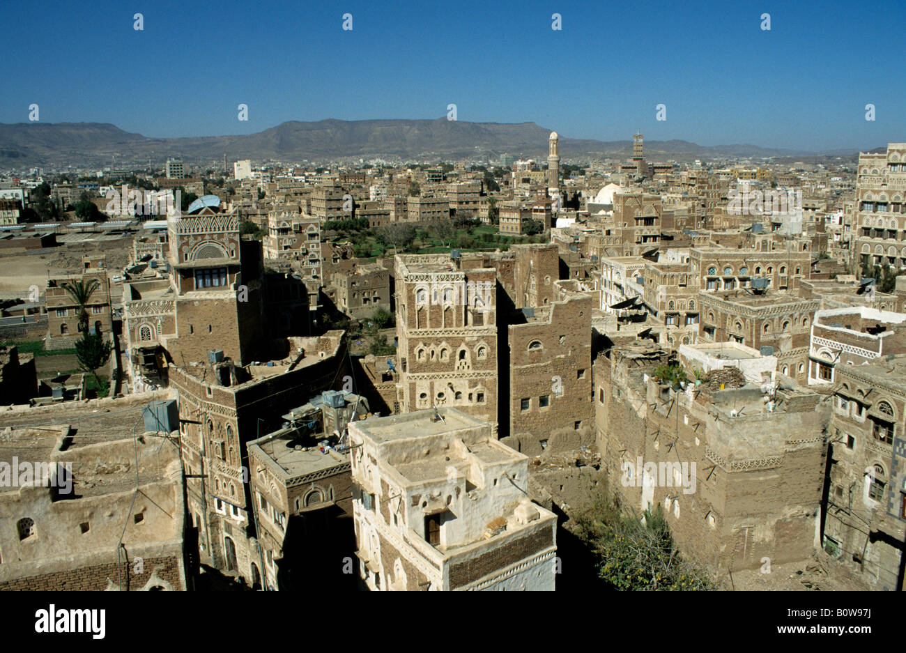 Blick über die Dächer und Minarette in die Altstadt von Sanaa, Jemen, Nahost Stockfoto