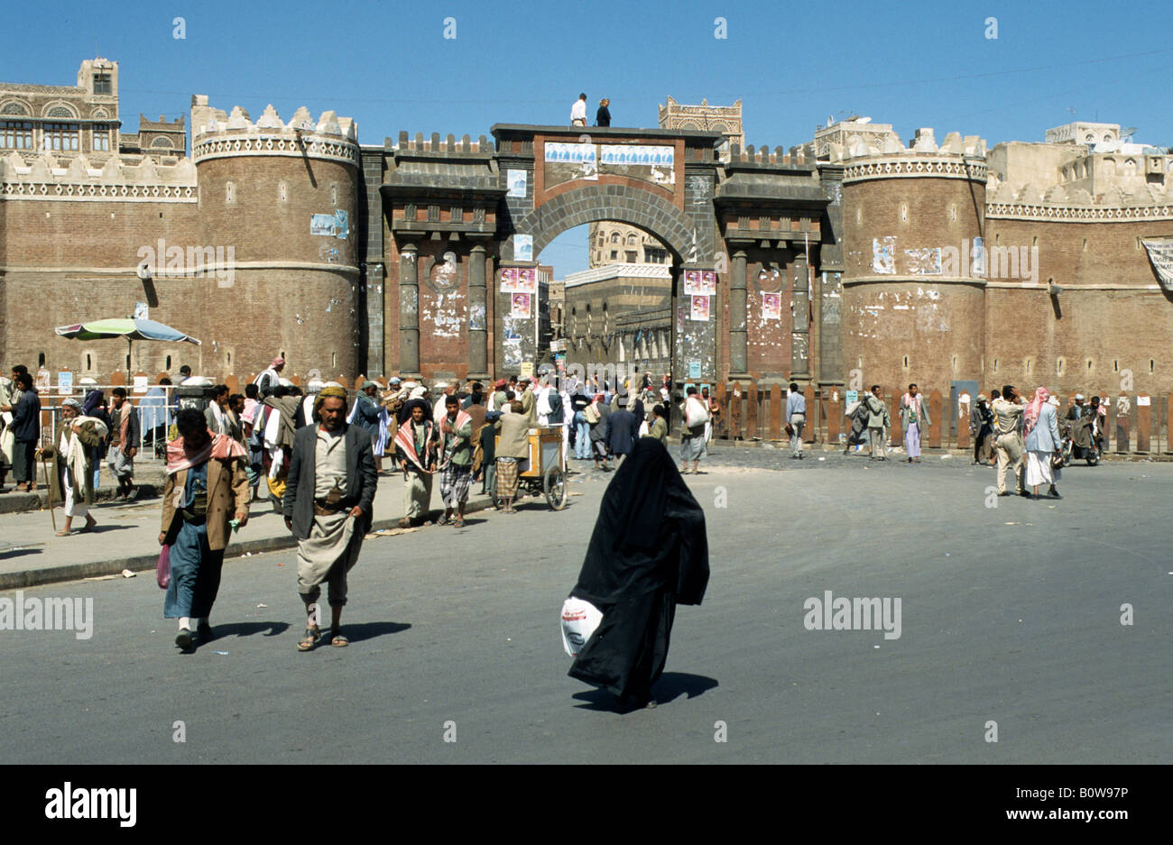 Straßenszene in der Nähe der Bab al-Jemen, Bab al-Yaman, Tor des Jemen, Sanaa, Jemen, Nahost Stockfoto