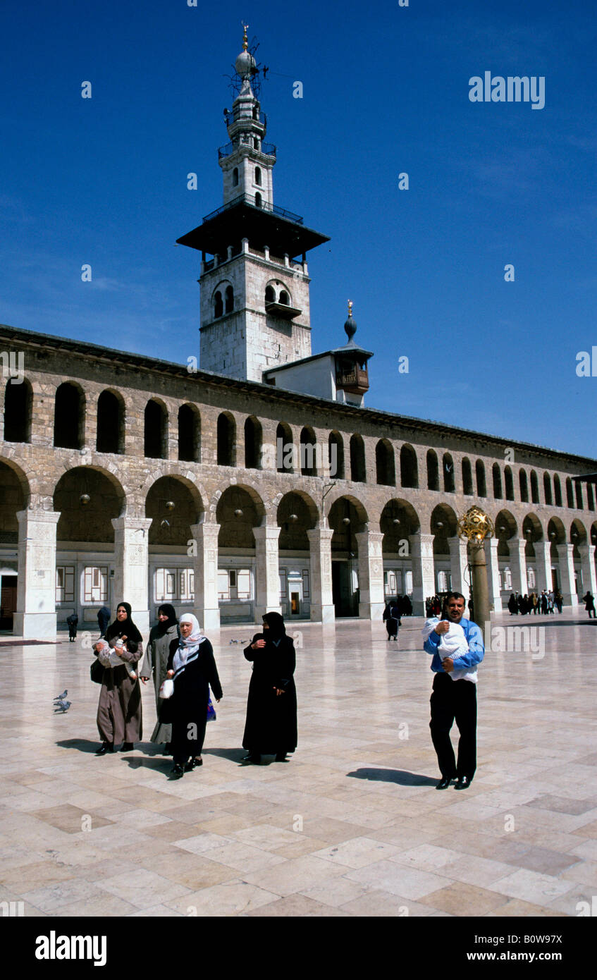 Familie an der Umayyaden-Moschee oder die große Moschee von Damaskus, Syrien, Naher Osten Stockfoto