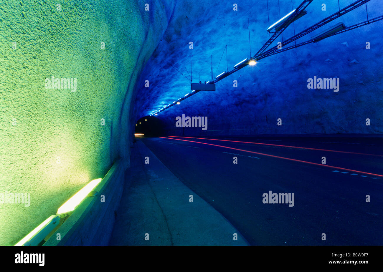 Helle Halle beleuchtet in grün und blau, bunte Straßenlaternen in der längste Tunnel der Welt, Laerdalstunnelen, Laerdal Stockfoto