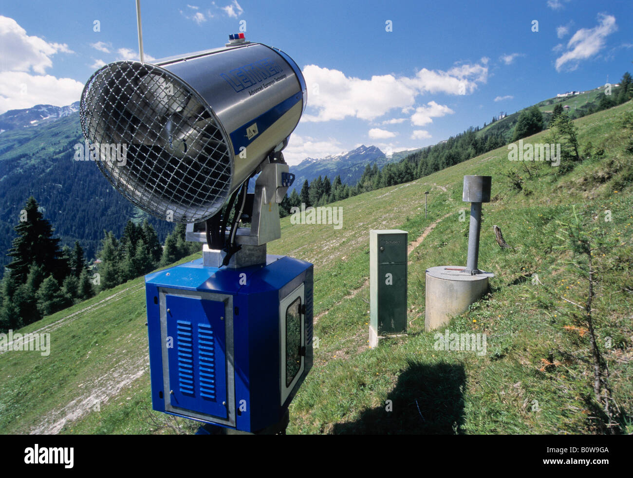 Schneekanone oder Kanone auf einer Skipiste in sommergrün, Alm, Alpen, Landeck, Tirol, Österreich, Europa Stockfoto
