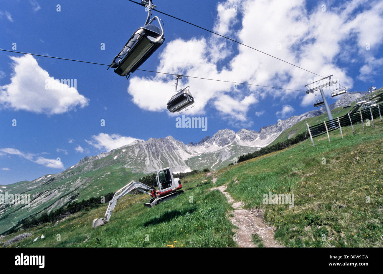 Skipiste im Sommer, Sessellifte und ein Bagger, St. Anton, Alpen, Landeck, Tirol, Österreich, Europa Stockfoto