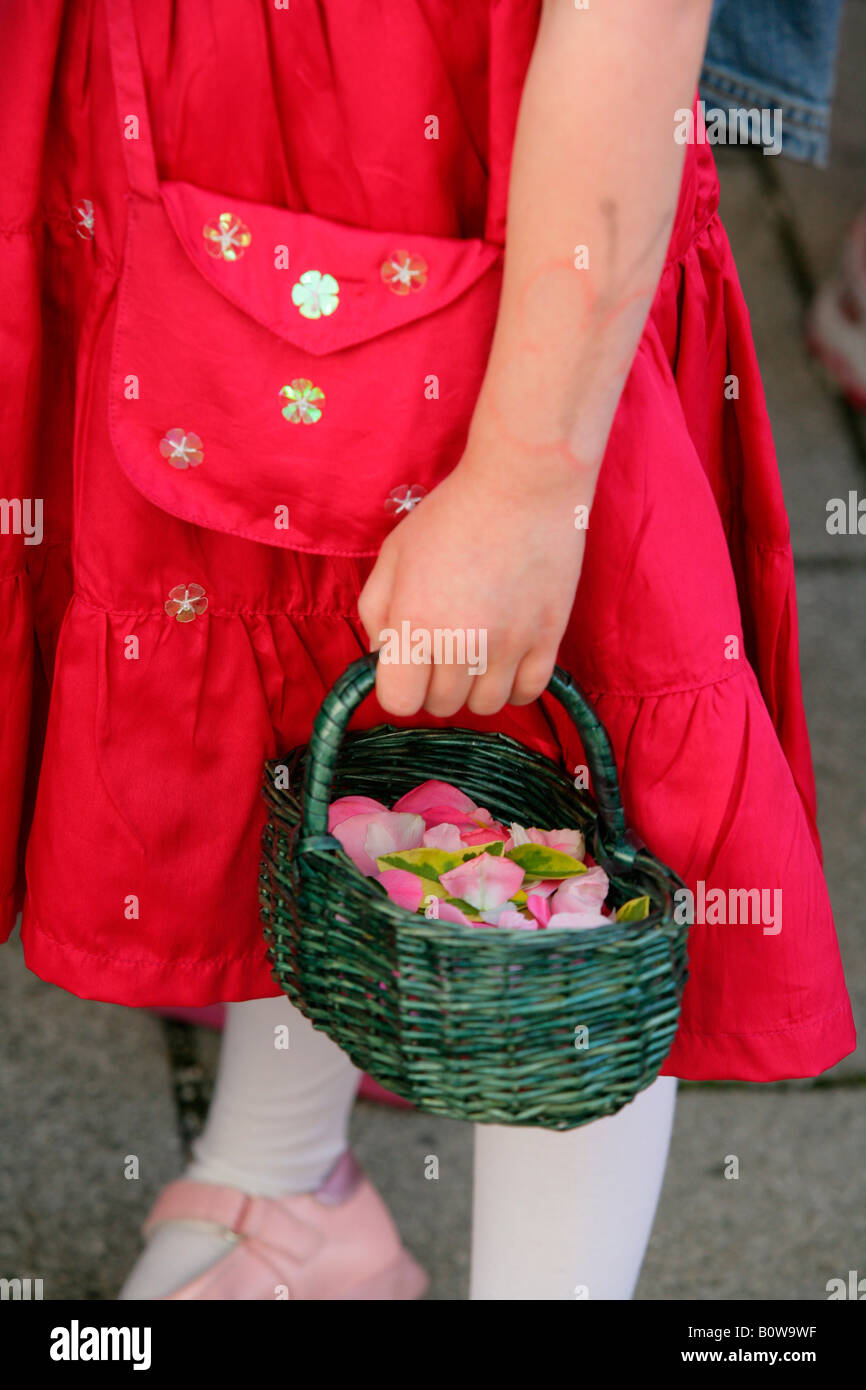 Kind, die kleine Blume Korb für die Fronleichnamsprozession, Muehldorf am Inn, Oberbayern, Deutschland, Europa Stockfoto
