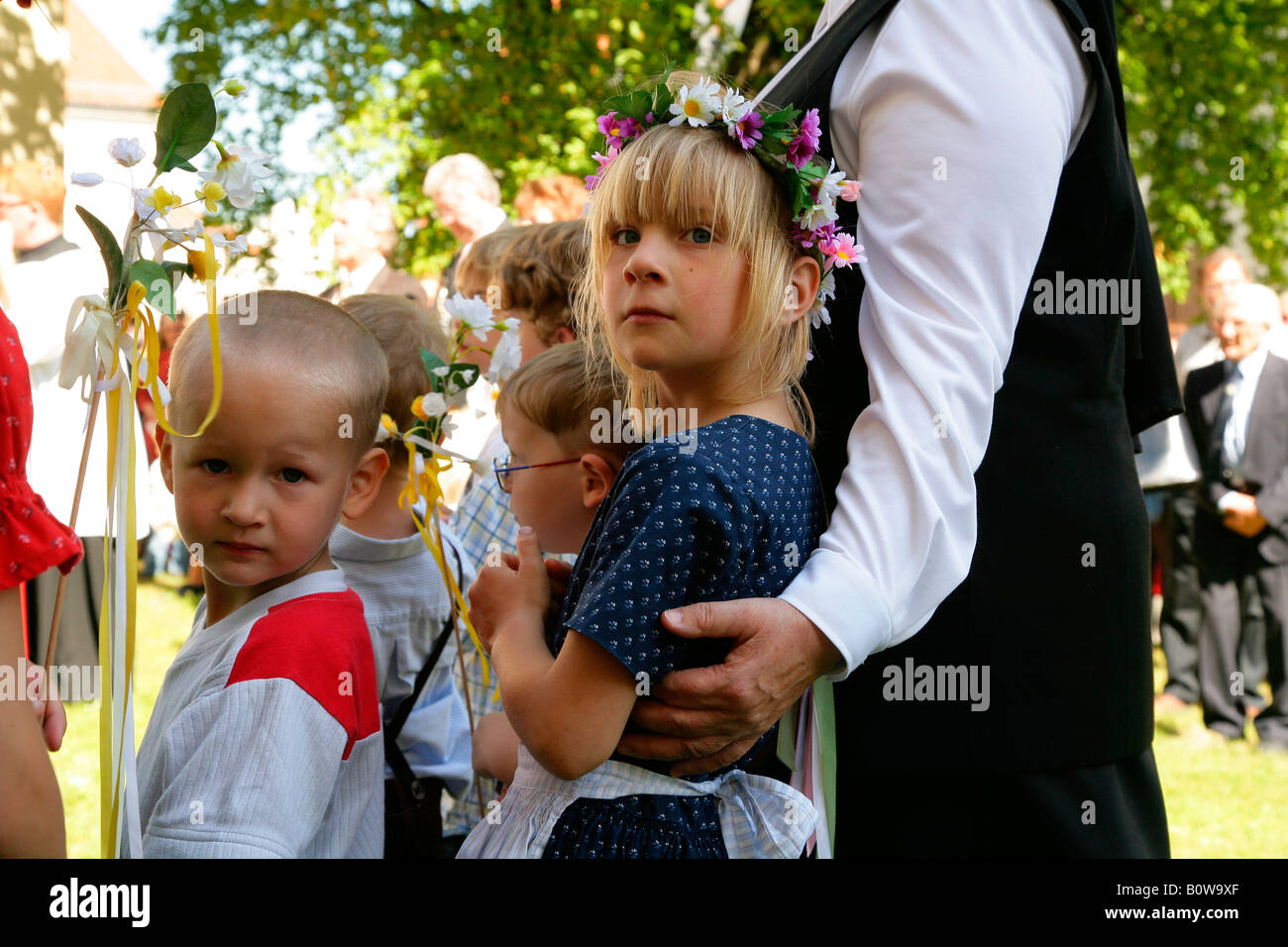 Kinder während der Fronleichnamsprozession, Muehldorf am Inn, Oberbayern, Deutschland, Europa Stockfoto