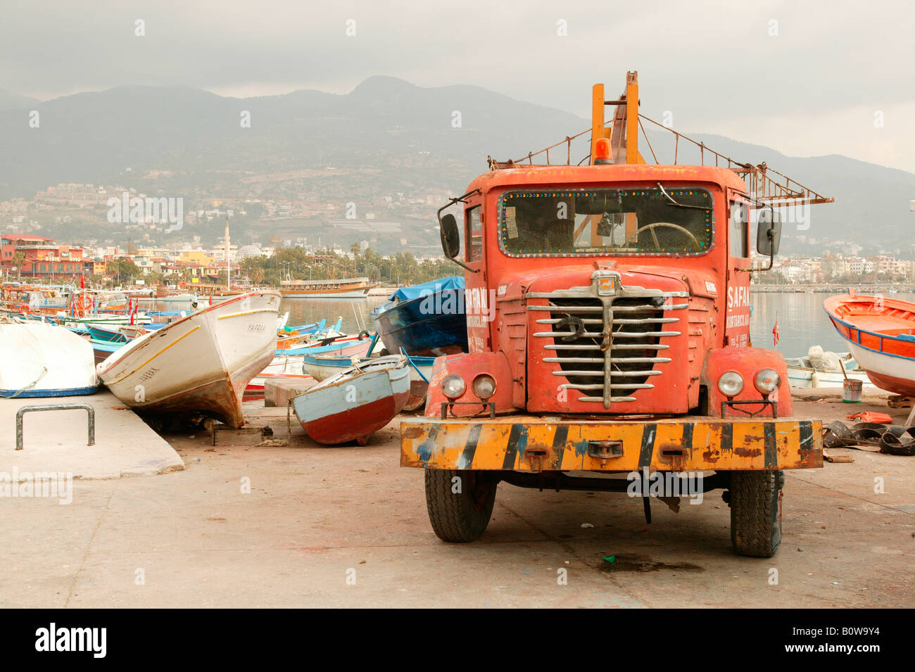 Alte LKW, Boote im Hafen von Alanya, südliche Türkei, Asien Stockfoto