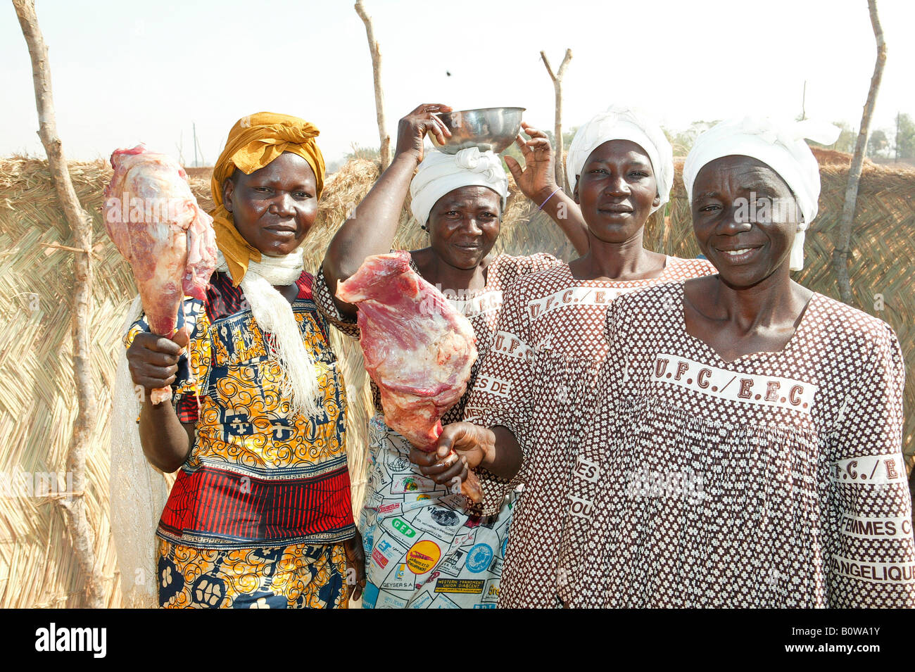 Frauen, die eine gemeinsame Mahlzeit zuzubereiten, nach einem Gottesdienst, Garoua in Kamerun, Afrika Stockfoto